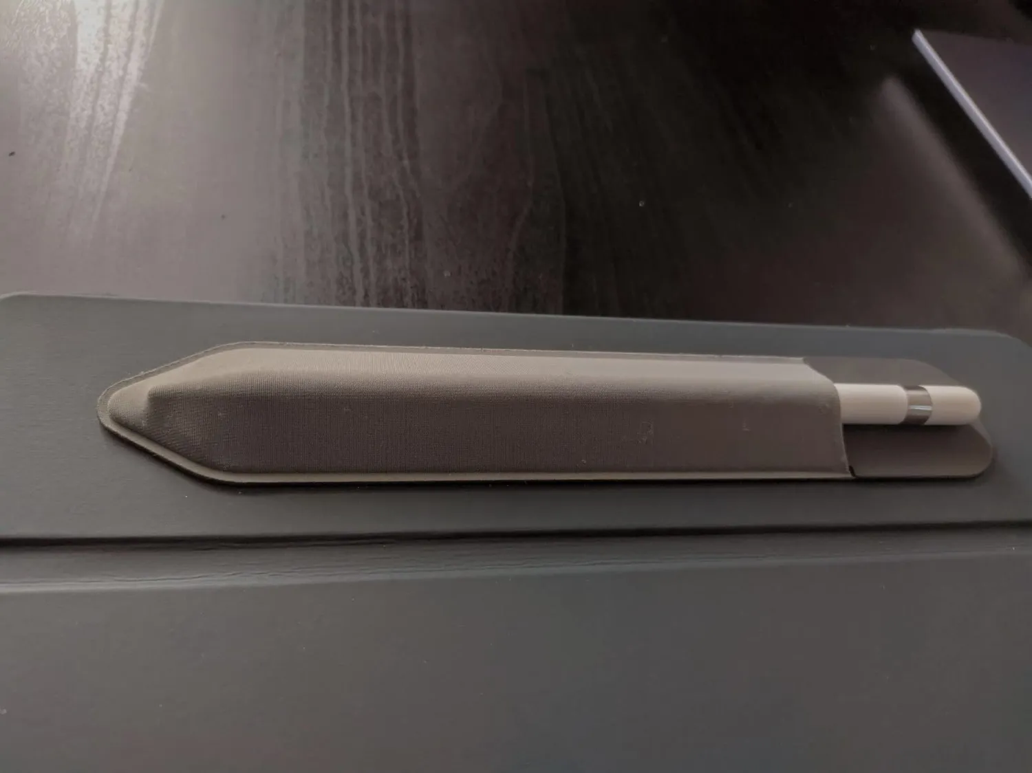 MoKo Apple Pencil Pro USB-C porta penna grigio scuro adesivo