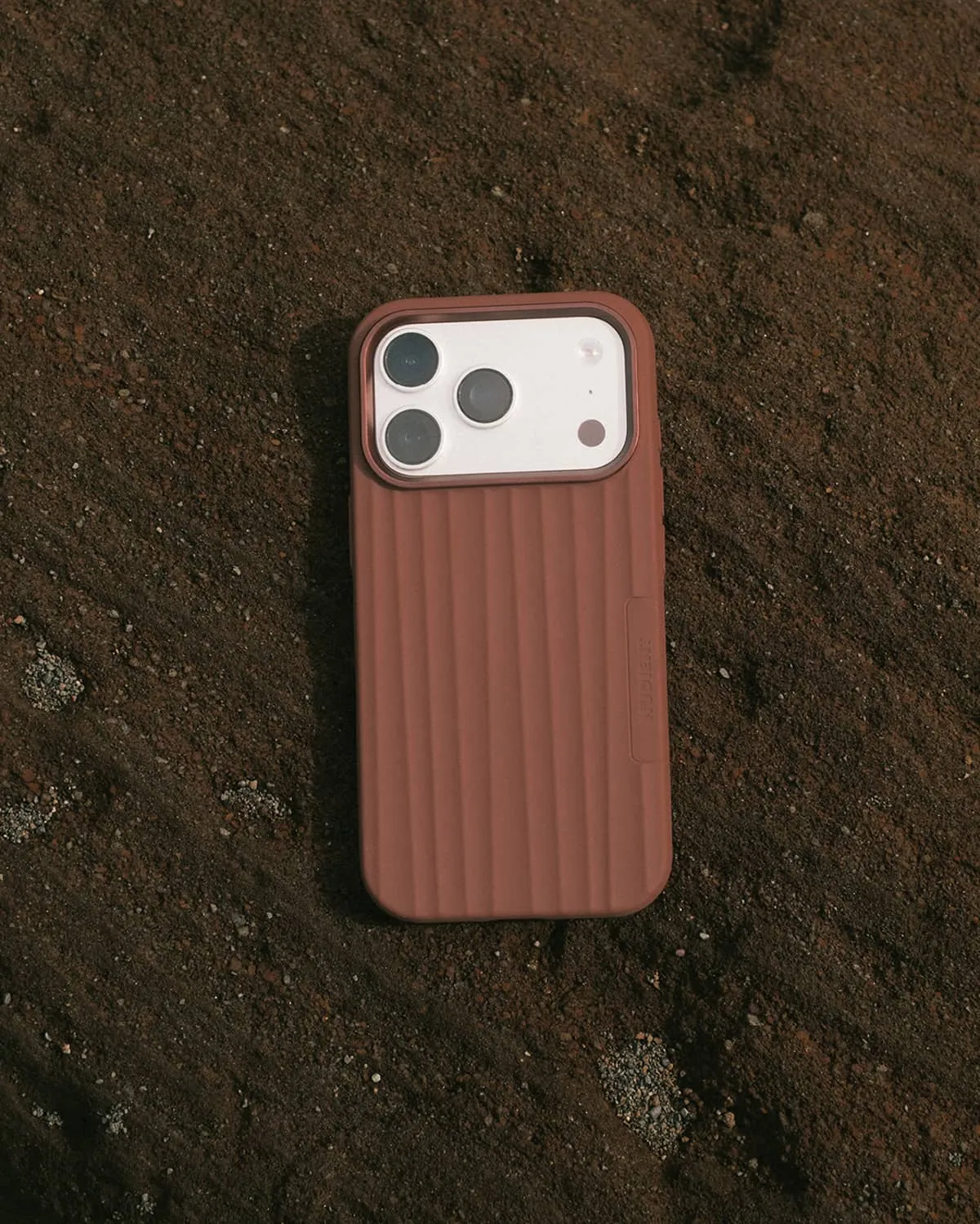 Nudient Bold Case cover iPhone 17 marrone antishock
