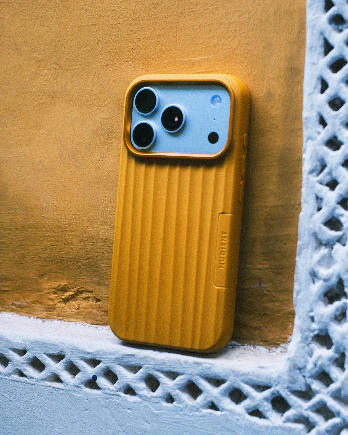 Nudient Bold Case cover iPhone 17 Pro Max Amber Yellow MagSafe