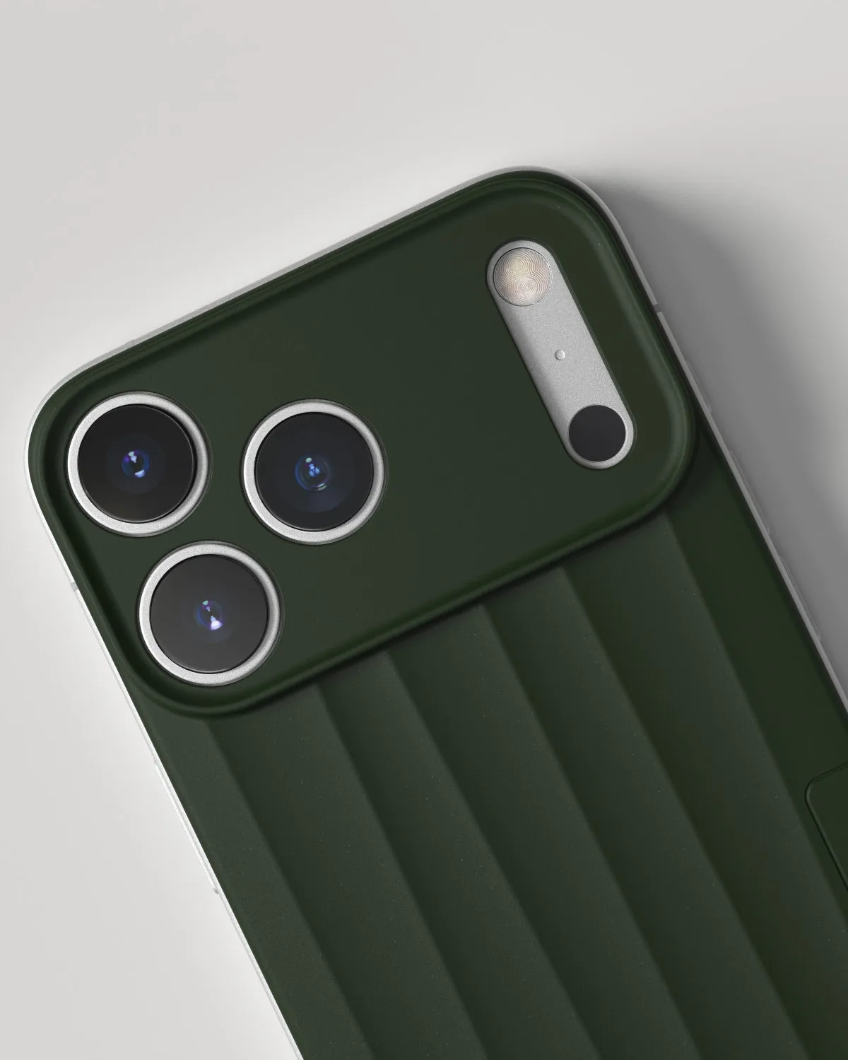 Nudient Slice iPhone 17 Pro Max custodia verde muschio MagSafe ultrasottile