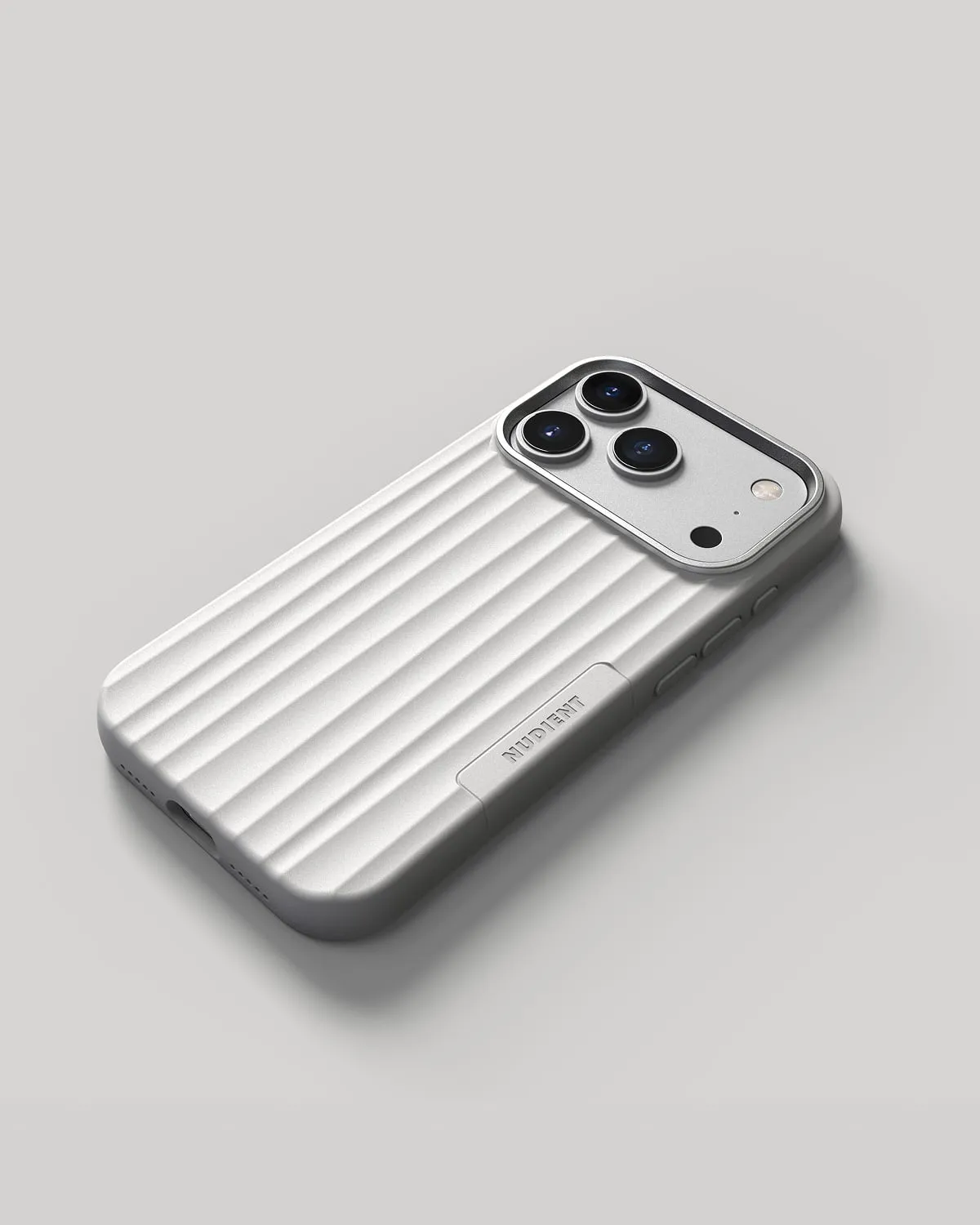 Nudient Bold Case iPhone 18 Pro cover Chalk White MagSafe antiurto