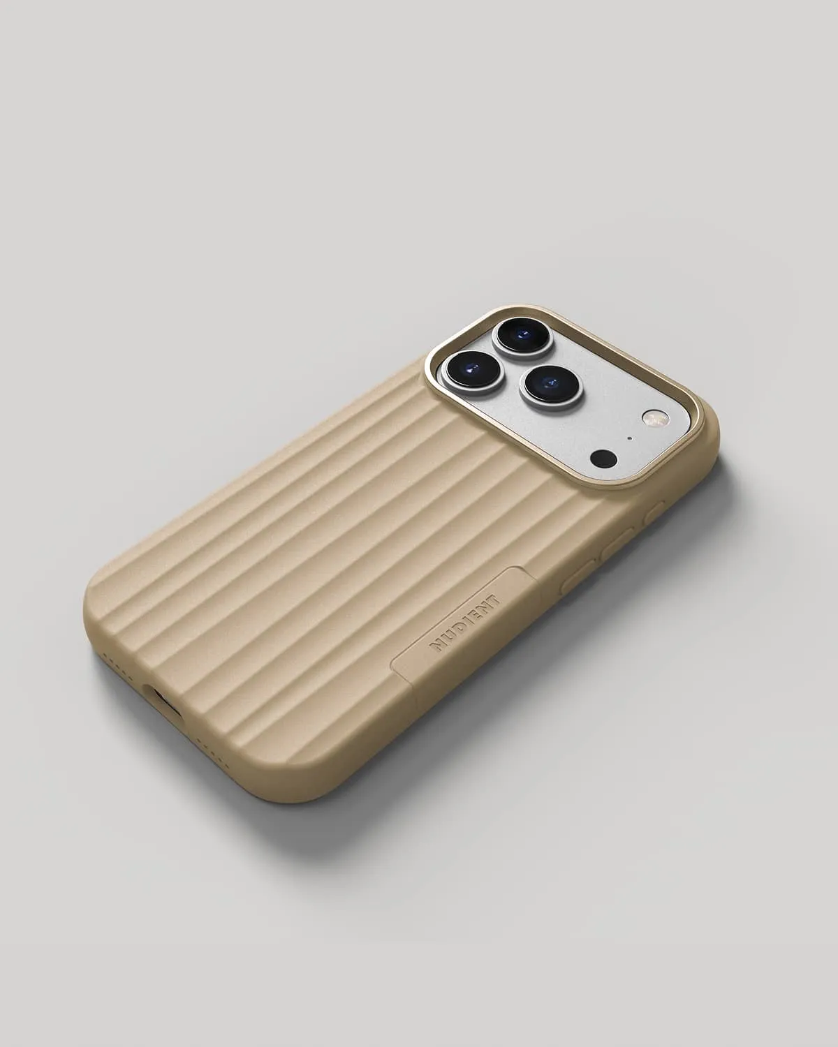 Nudient Bold Case cover iPhone 17 Pro beige MagSafe antishock