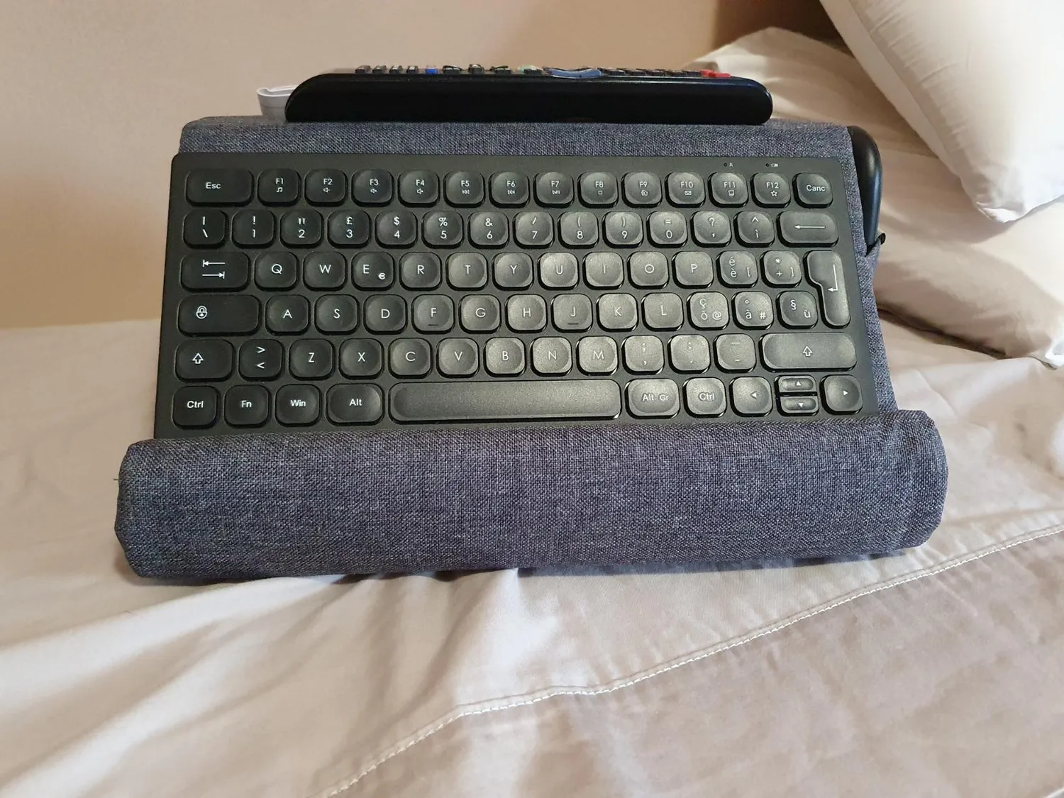 MoKo Supporto Tablet Cuscino Grigio Multi-Angolo Tasca